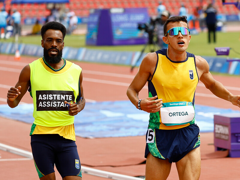 Yeltsin Ortega y su guia Edelson De Avila de Brasil durante las final de los 5000m T11 (Foto de Marcelo Hernandez/Santiago 2023 vía Photosport).