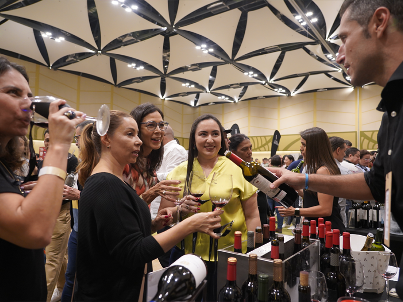 El evento ofrece degustacione, catas privadas, gastronomía gourmet y la oportunidad de conversar con enólogos que llegarán a Costa Rica para compartir su pasión. 